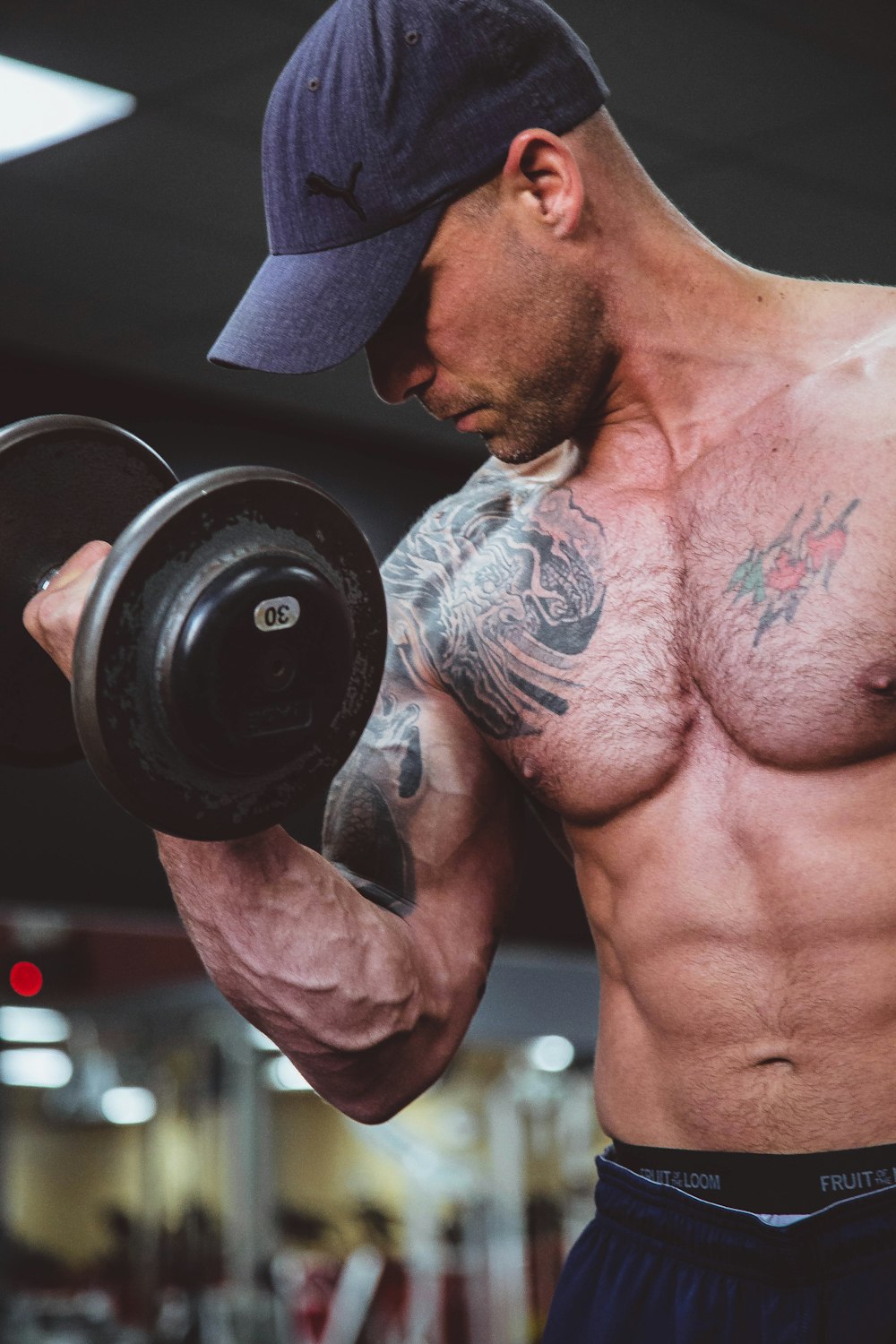 Bodybuilder holding a dumbbell between hypertrophy sets